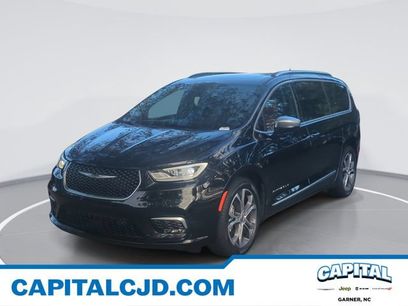Used 2025 Chrysler Pacifica Pinnacle w/ Trailer Tow Group