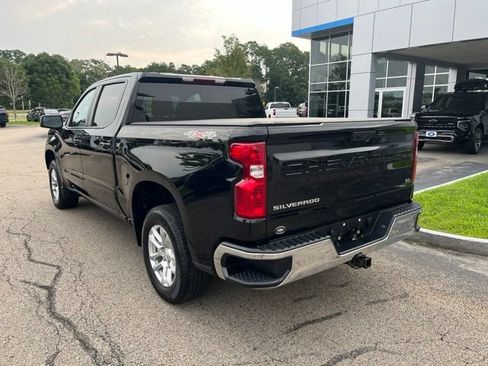 Used 2023 Chevrolet Silverado 1500 LT AWD/4WD image 2