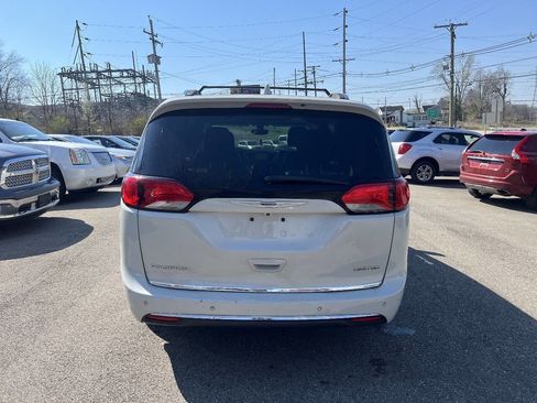 Used 2020 Chrysler Pacifica Limited image 4