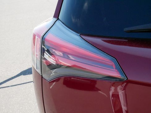 Used 2018 Toyota RAV4 XLE AWD/4WD image 17