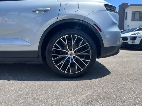 Used 2025 Porsche Macan Electric w/ Premium Package RWD image 10