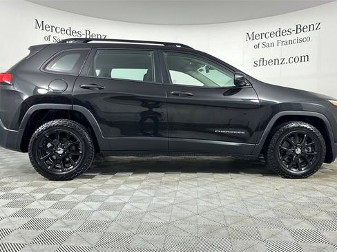 Used 2016 Jeep Cherokee Sport FWD image 3