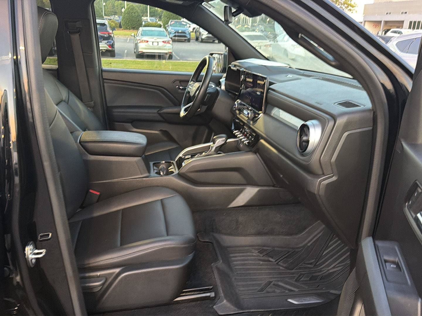 Used 2023 Chevrolet Colorado LT w/ LT Convenience Package III AWD/4WD image 13