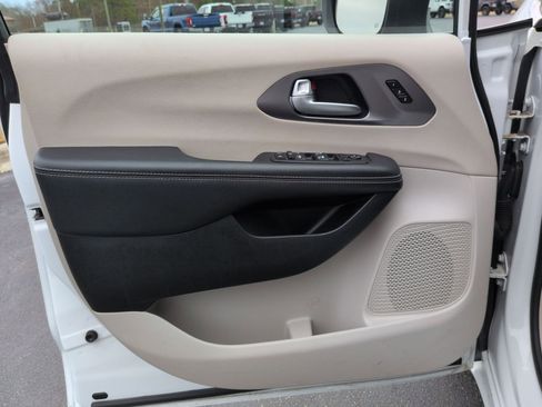 Used 2023 Chrysler Pacifica Touring-L image 10