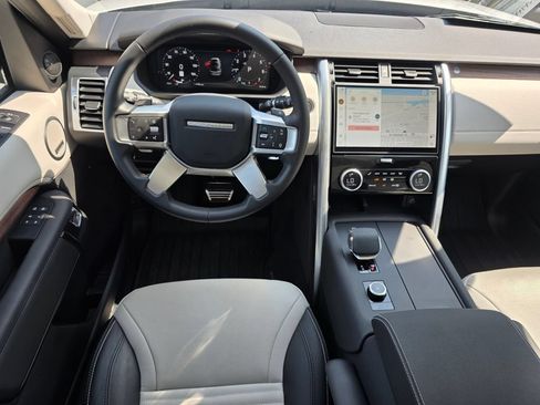 Used 2025 Land Rover Discovery Dynamic SE AWD/4WD image 13