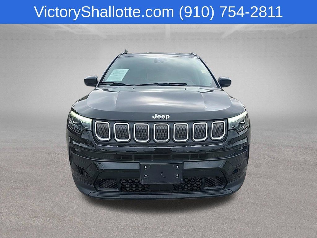 Used 2022 Jeep Compass Latitude w/ Sun and Sound Group AWD/4WD image 3