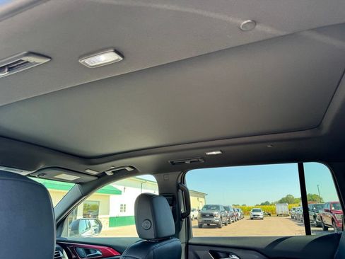 Used 2025 Chevrolet Traverse Z71 AWD/4WD image 17