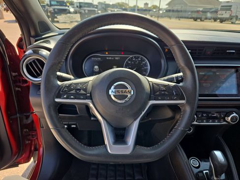 Used 2019 Nissan Kicks SR w/ SR Premium Package FWD image 19