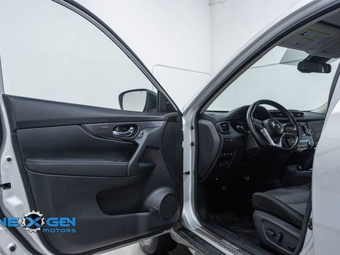Used 2020 Nissan Rogue SV image 9