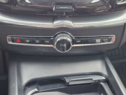 Used 2019 Volvo XC60 T5 Momentum w/ Protection Package Premier AWD/4WD image 16