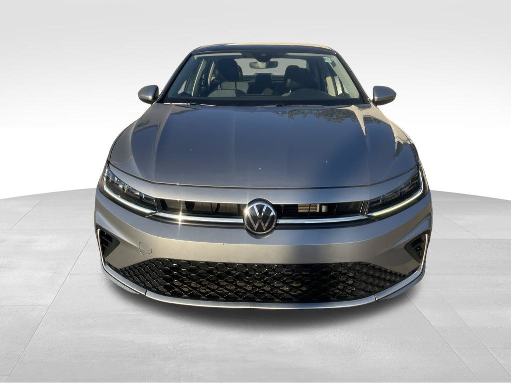 Used 2025 Volkswagen Jetta SE FWD image 2