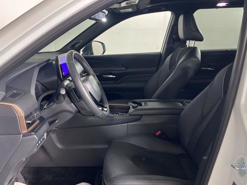 Used 2025 Toyota Grand Highlander AWD Hybrid image 16