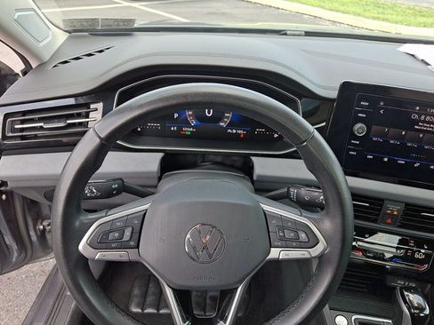 Used 2025 Volkswagen Jetta SE FWD image 19