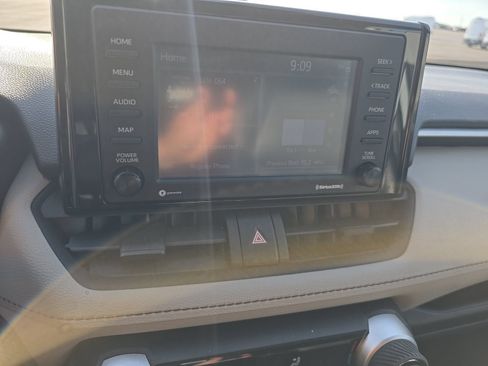 Used 2021 Toyota RAV4 XLE w/ Convenience Package AWD/4WD image 11