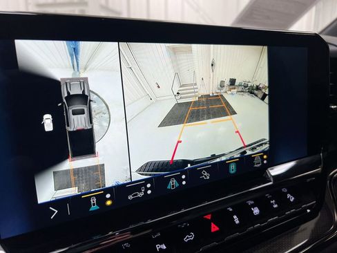 Used 2025 Chevrolet Silverado 2500 ZR2 w/ Technology Package image 15