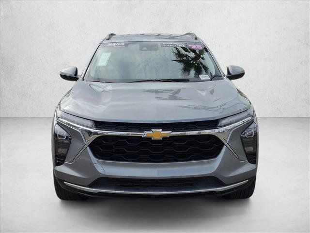 Used 2025 Chevrolet Trax LT FWD image 2