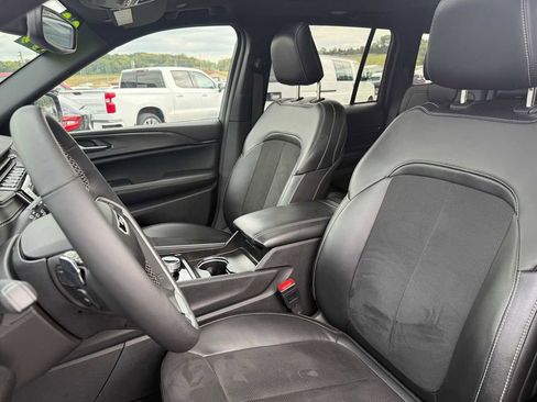 Used 2024 Jeep Grand Cherokee Altitude image 19