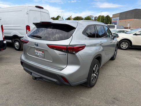 Used 2020 Toyota Highlander XLE AWD/4WD image 5