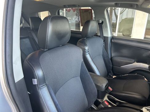 Used 2011 Mitsubishi Outlander SE image 17