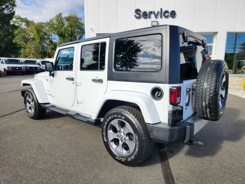 Used 2018 Jeep Wrangler Unlimited Sahara AWD/4WD image 11