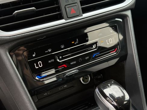 Used 2025 Volkswagen Taos SE image 21