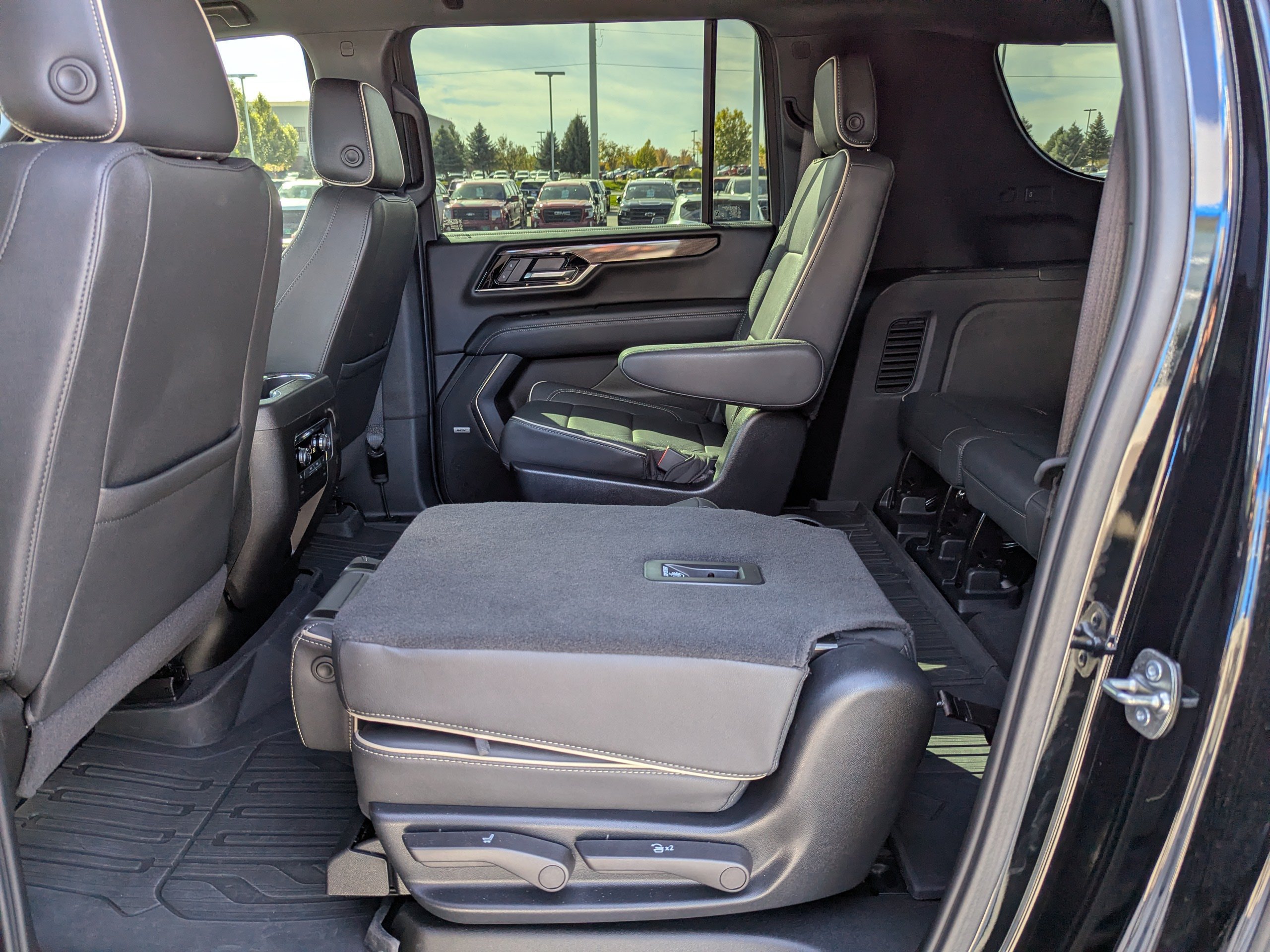 Used 2025 GMC Yukon XL Elevation AWD/4WD image 33