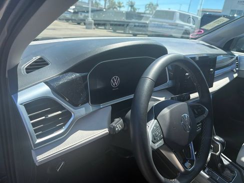 Used 2025 Volkswagen Taos SE AWD/4WD image 13