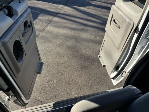Used 2005 Ford E-350 and Econoline 350 XLT image 18