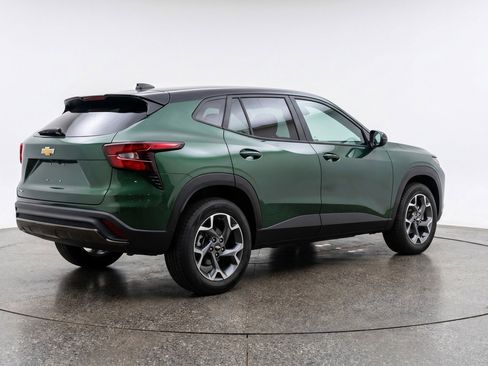 Used 2025 Chevrolet Trax LT FWD image 9