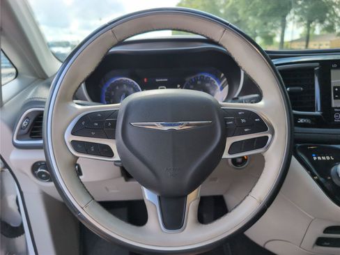 Used 2018 Chrysler Pacifica Limited FWD image 28