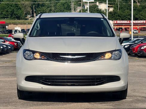 Used 2017 Chrysler Pacifica Touring FWD image 3