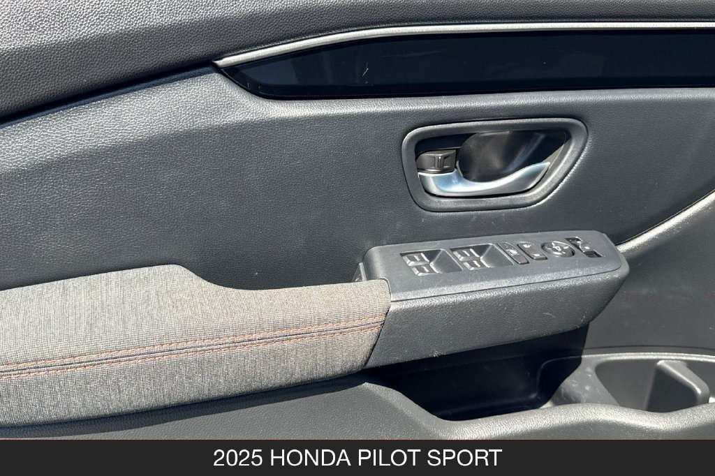 Used 2025 Honda Pilot Sport image 29