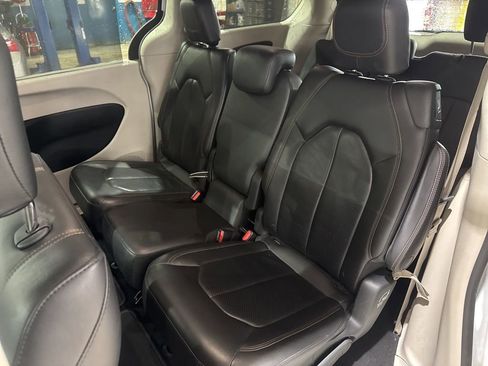 Used 2018 Chrysler Pacifica Touring-L image 32