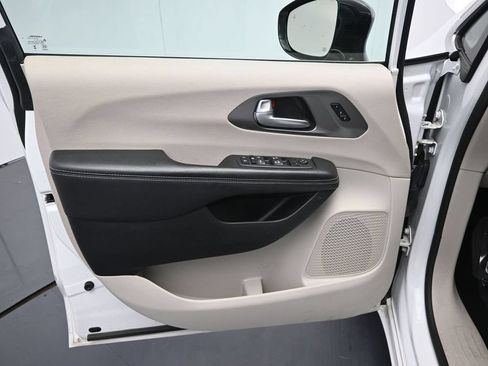 Used 2024 Chrysler Pacifica Touring-L FWD image 17