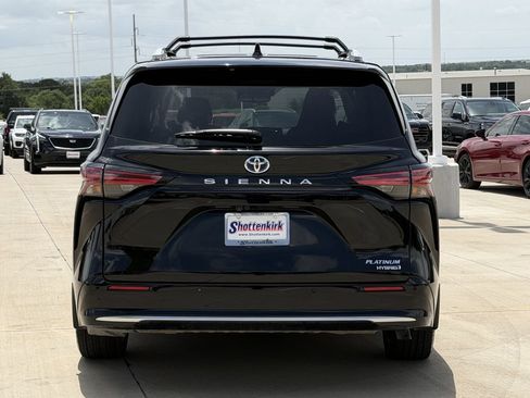 Used 2024 Toyota Sienna Platinum FWD image 5
