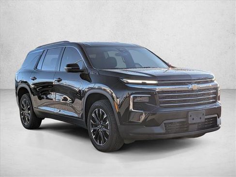 Used 2025 Chevrolet Traverse LT w/ Sun and Wheel Package image 3