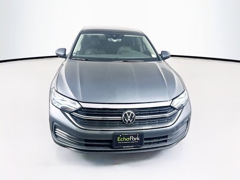 Used 2023 Volkswagen Jetta SE w/ Panoramic Sunroof Package FWD image 2