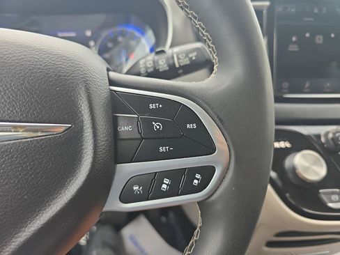 Used 2023 Chrysler Pacifica Touring-L FWD image 29