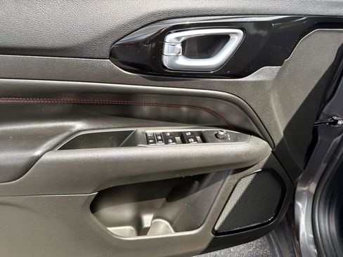 Used 2024 Jeep Compass Trailhawk image 9