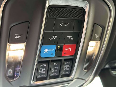 Used 2025 Jeep Grand Cherokee Limited AWD/4WD image 30