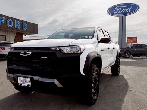 Used 2023 Chevrolet Colorado Trail Boss w/ Technology Package image 2