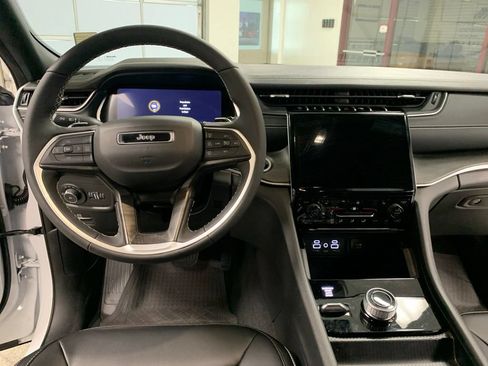 Used 2025 Jeep Grand Cherokee Limited w/ Black Appearance Package AWD/4WD image 13