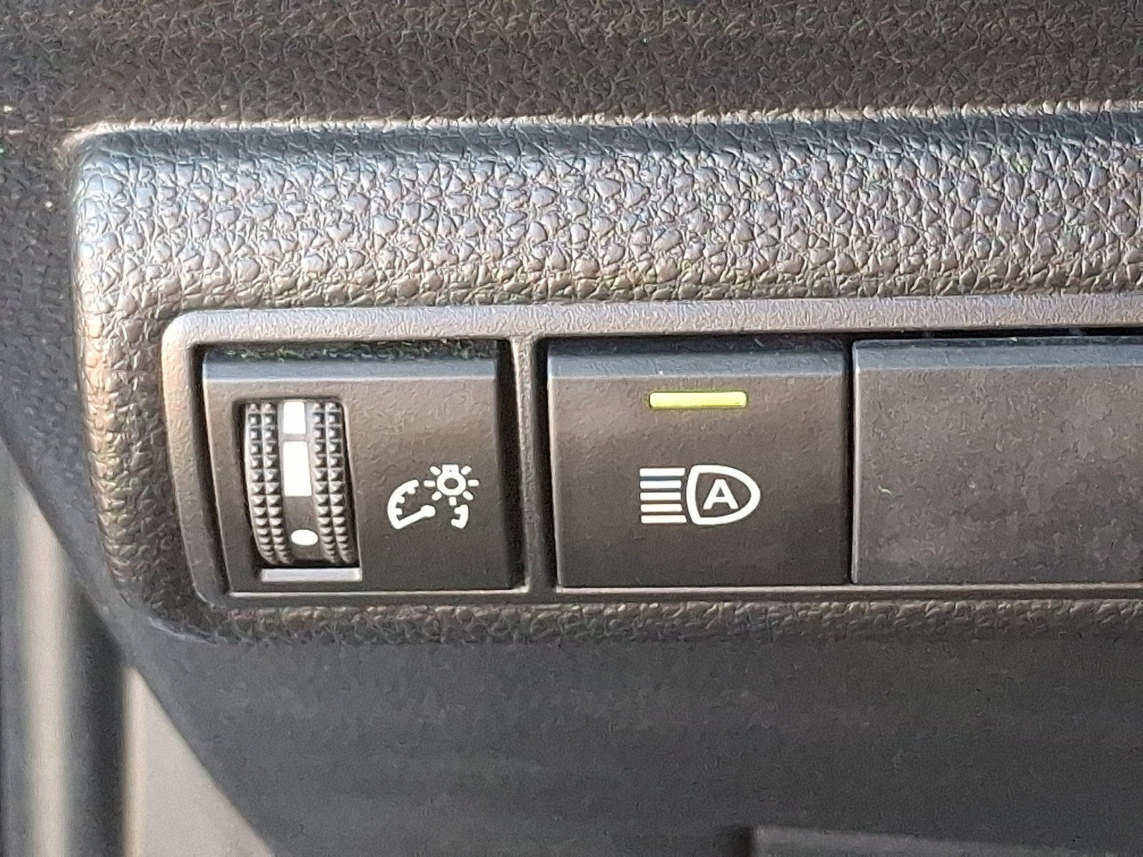 Used 2020 Toyota Corolla SE w/ SE Premium Package FWD image 26