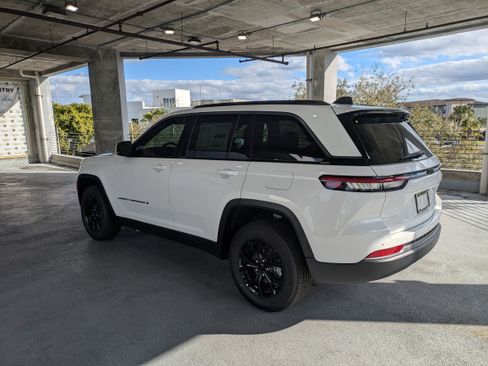 New 2026 Jeep Grand Cherokee Altitude image 7