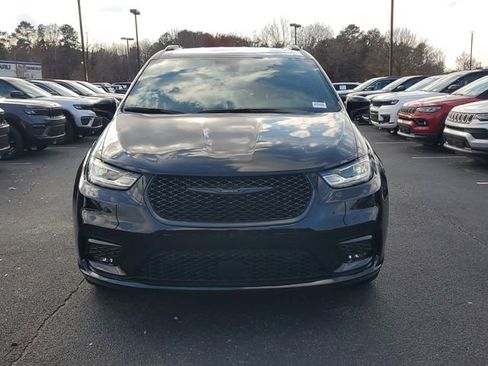 New 2026 Chrysler Pacifica Select image 2