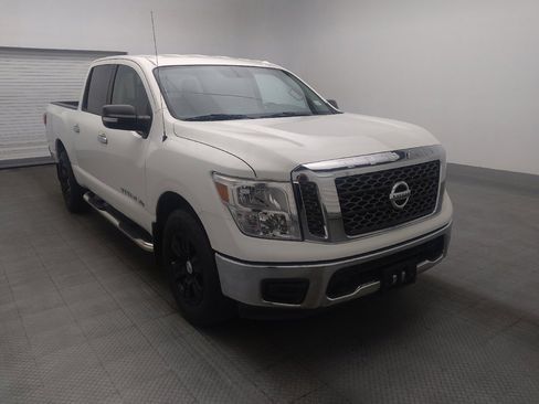 Used 2018 Nissan Titan SV image 13