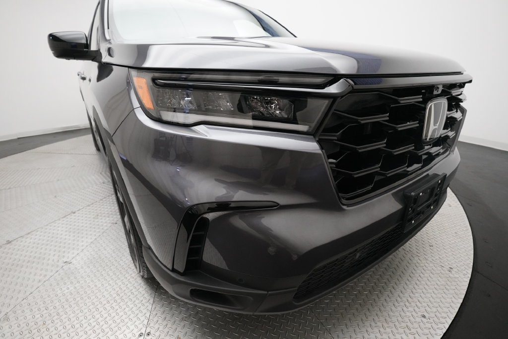 Certified 2025 Honda Pilot Black Edition image 24