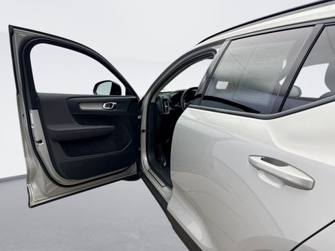 Used 2025 Volvo XC40 B5 Plus image 9