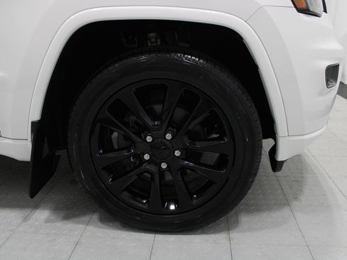 Used 2019 Jeep Grand Cherokee Altitude AWD/4WD image 5