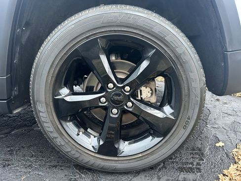 Used 2023 Jeep Grand Cherokee Altitude image 21